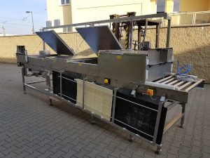 Conveyor for transporting hot tofu